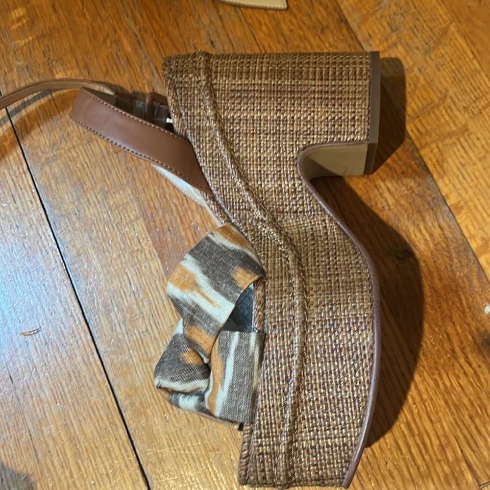 Comfy sam Edelman platform heal saddles.  5” heals 2” platform🥰